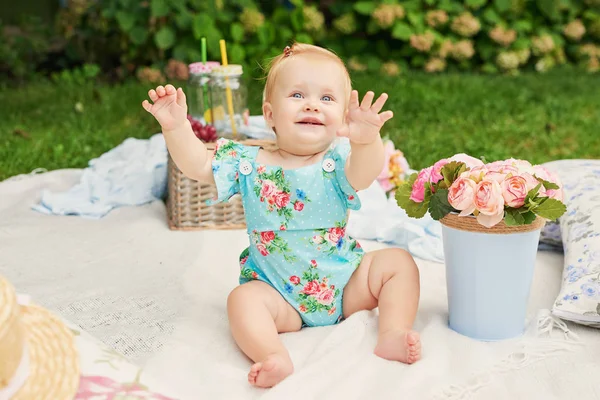 Gyermekvédelmi Nap Baby Girl Parkban Egy Kosárban Egy Nyári Piknik — Stock Fotó