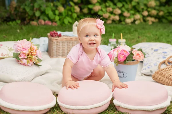 Día Los Niños Una Niña Parque Sienta Una Canasta Con —  Fotos de Stock