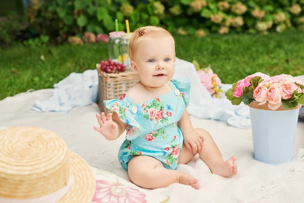 Día Protección Los Niños Niña Parque Sienta Una Canasta Picnic —  Fotos de Stock