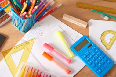 Okul geçmişi sağlıyor. Okul konseptine geri dönelim. Okul için eşyalar. Fotokopi alanı olan ofis masası. Düz yatıyordu. Eğitim ve okul konsepti. Kağıt kalemler, kalemler masaya.