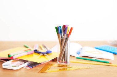 Okul geçmişi sağlıyor. Okul konseptine geri dönelim. Okul için eşyalar. Fotokopi alanı olan ofis masası. Düz yatıyordu. Eğitim ve okul konsepti. Kağıt kalemler, kalemler masaya.