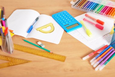 Okul geçmişi sağlıyor. Okul konseptine geri dönelim. Okul için eşyalar. Fotokopi alanı olan ofis masası. Düz yatıyordu. Eğitim ve okul konsepti. Kağıt kalemler, kalemler masaya.