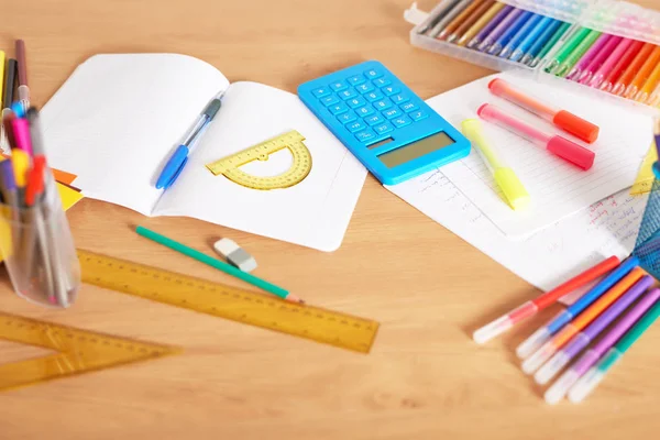 Okul geçmişi sağlıyor. Okul konseptine geri dönelim. Okul için eşyalar. Fotokopi alanı olan ofis masası. Düz yatıyordu. Eğitim ve okul konsepti. Kağıt kalemler, kalemler masaya.