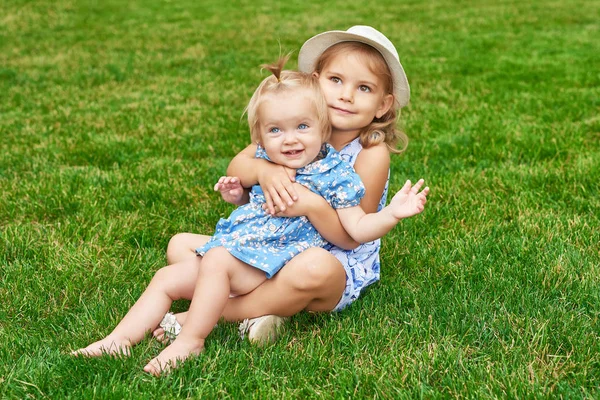 姐妹在公园 两个女孩在夏天野餐 — 图库照片