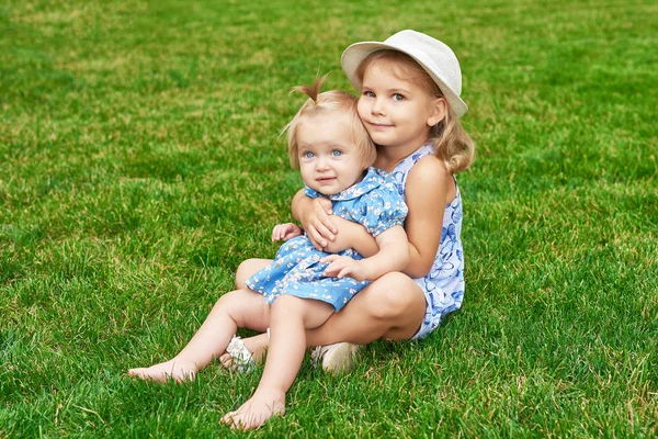 姐妹在公园 两个女孩在夏天野餐 — 图库照片