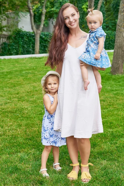 Family Park Mom Her Two Children Daughters — Stock Photo, Image