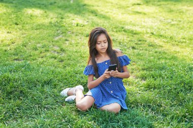 parkta telefon ile çocuk kız