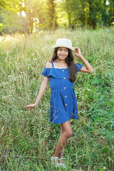 Adolescente Chica Sombrero Campo Atardecer — Foto de Stock