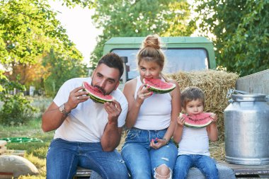 gün batımında yaz aylarında bir kamyonet yanında hasat karpuz ile aile