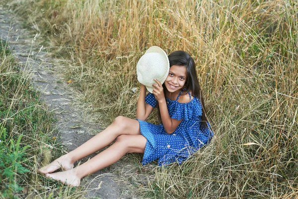 Adolescente Chica Cerca Árbol Parque Verano Atardecer — Foto de Stock