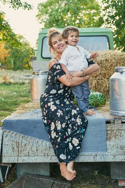 Madre Hijo Una Camioneta Con Sandías Cosechando — Foto de Stock
