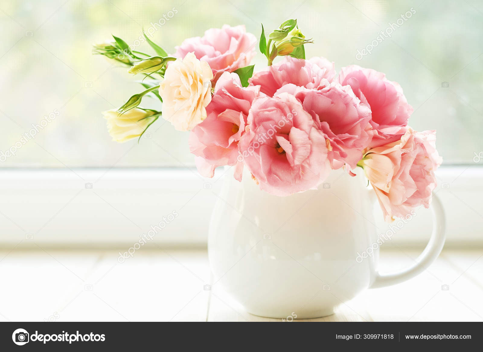 Vase Avec Des Fleurs Eustomie Sur Une Table Sur Fond Photographie Yarovoy Aleksandr C Vase Avec Des Fleurs Eustomie Sur Une Table Sur Fond Photographie Yarovoy Aleksandr C