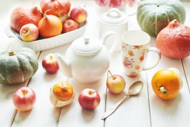 Şükran penceresi veya cadılar bayramı arka plan üzerinde kabak ile çaydanlık