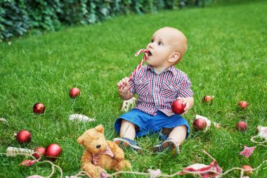 Temmuz'da Noel, Noel'de erkek bebek. parkta yaz aylarında çekim, Yeni Yıl dekor