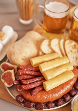 Oktoberfest için hafif bira, antep fıstığı, hardal ve ciabatta ekmeği ile sosis ve peynir dilimleri