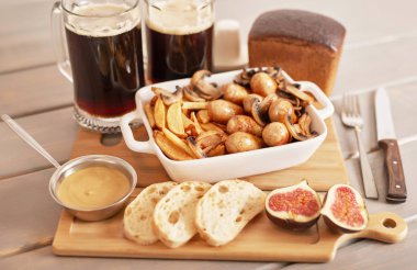 oktoberfest masada sosis, ekmek ve koyu bira ile selyansky patates