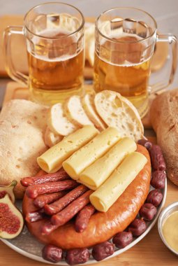 Oktoberfest için hafif bira, antep fıstığı, hardal ve ciabatta ekmeği ile sosis ve peynir dilimleri