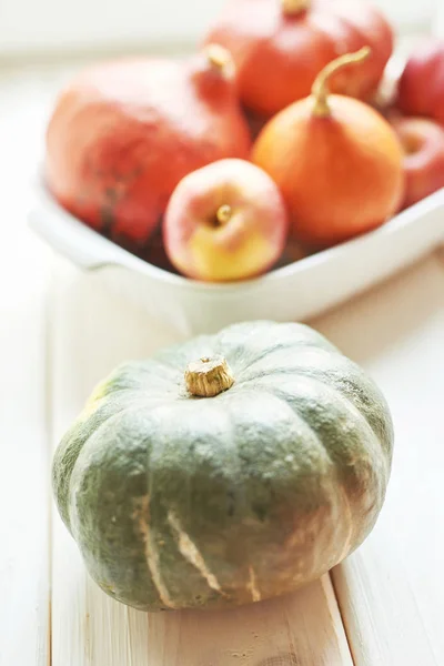 Calabazas Con Manzanas Sobre Fondo Madera Blanca Para Acción Gracias — Foto de Stock