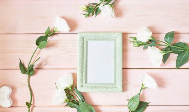 pembe arka plan üzerinde fotoğraf çerçevesi ve çiçekler