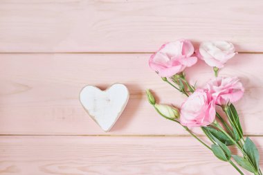 pembe bir arka plan üzerinde eustoma çiçekler