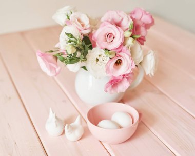 pembe ahşap arka plan üzerinde paskalya için yumurta ile çiçekler