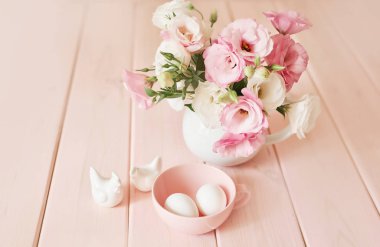 pembe ahşap arka plan üzerinde paskalya için yumurta ile çiçekler