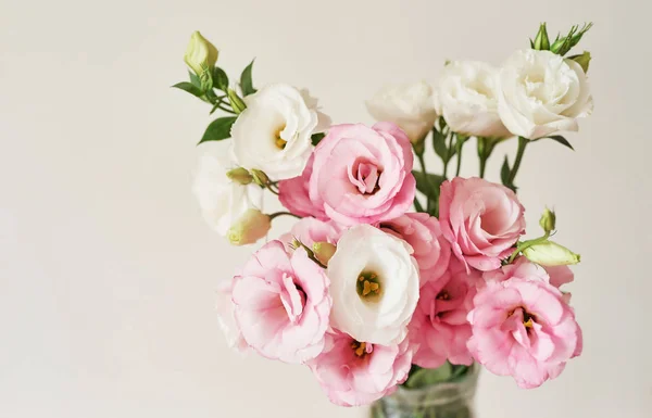 Ein Strauß Eustomas Blumen Auf Dem Tisch — Stockfoto