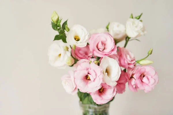 Ein Strauß Eustomas Blumen Auf Dem Tisch — Stockfoto