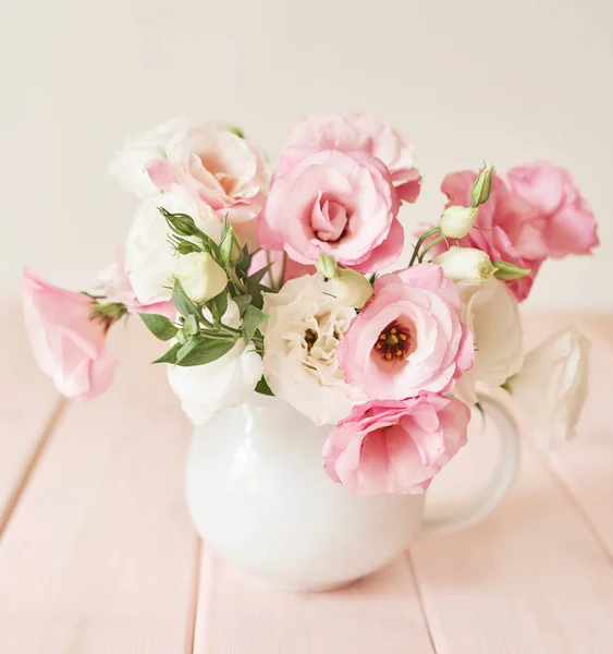 Ein Strauß Eustomas Blumen Auf Dem Tisch — Stockfoto