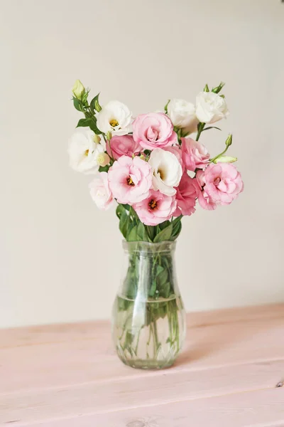 Ein Strauß Eustomas Blumen Auf Dem Tisch — Stockfoto