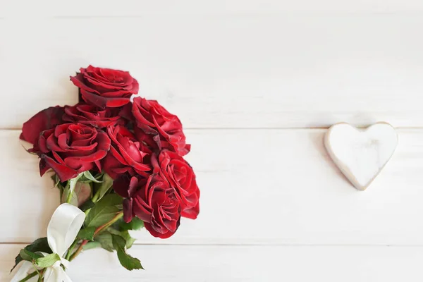 Rosas Vermelhas Com Coração Modelo Cartão Saudação — Fotografia de Stock