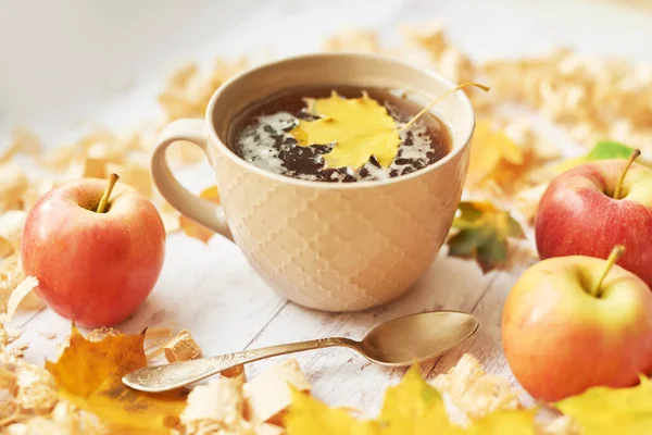 Чашка Чаем Осеннем Фоне Яблоками Листьями Цветами — стоковое фото