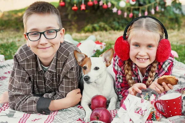 Děti Chlapec Dívka Psem Jack Russell Teriér Vánočního Stromečku Dárky — Stock fotografie