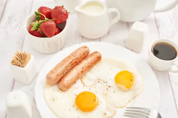Sağlıklı Yiyecekler Otel Odasında Yatakta Avrupalı Kahvaltısı Sosisli Sahanda Yumurta — Stok fotoğraf