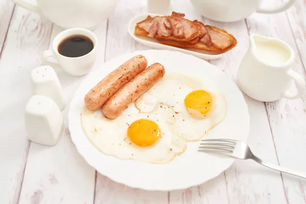 Healthly Food Continental Breakfast Hotel Room Bed Fried Eggs Sausages — Stock Photo, Image