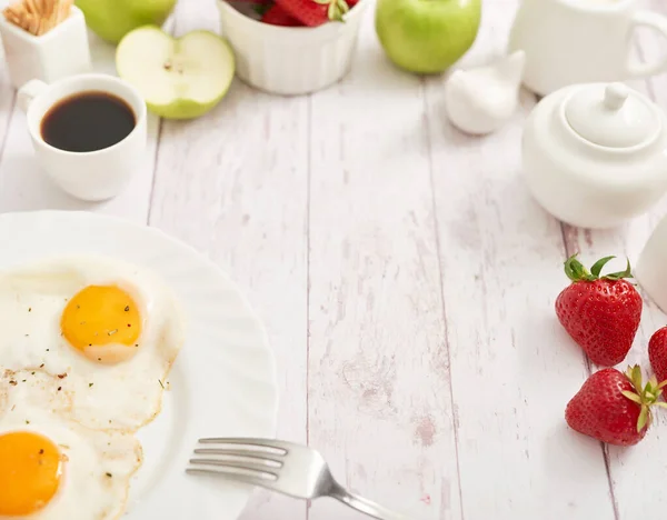 Comida Saudável Pequeno Almoço Continental Quarto Cama Hotel Ovos Fritos — Fotografia de Stock