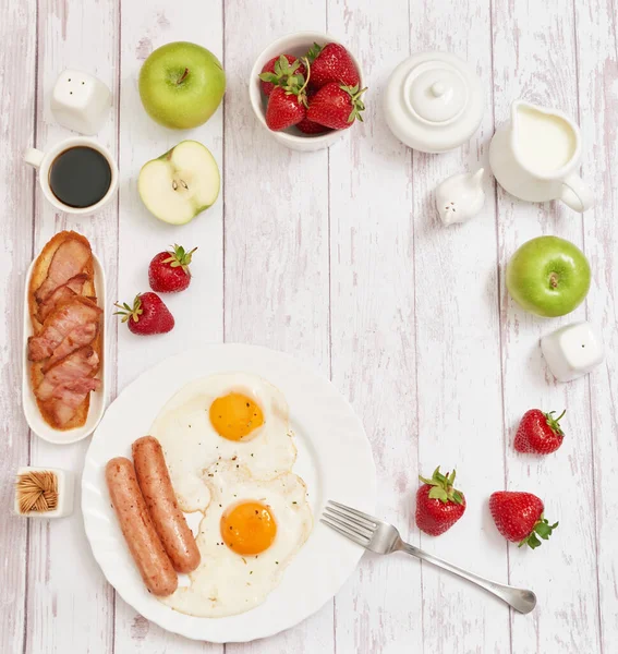 Comida Saudável Pequeno Almoço Continental Quarto Cama Hotel Ovos Fritos — Fotografia de Stock