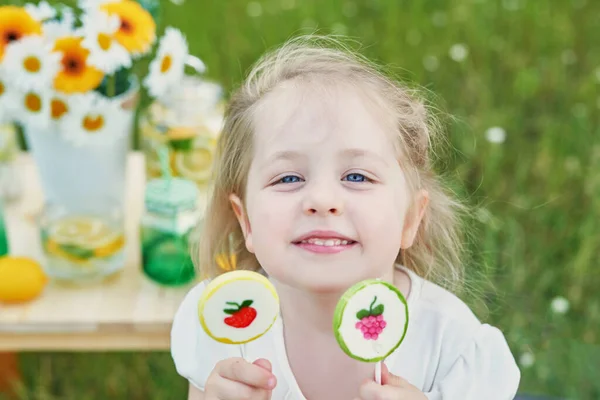 Menina Com Limonada Limonada Flores Margarida Mesa Manhã Acolhedora Cartão — Fotografia de Stock