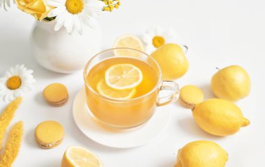 Bahar ve yaz kartı. Limonlu papatya çayı. Papatya çayı ve papatya çayı. Vitaminler, sağlıklı beslenme. Alternatif tıp ve bağışıklık güçlenmesi kavramı. Sıcak bir sabah.