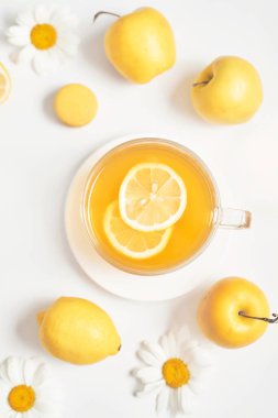 Bahar ve yaz kartı. Limonlu papatya çayı. Papatya çayı ve papatya çayı. Vitaminler, sağlıklı beslenme. Alternatif tıp ve bağışıklık güçlenmesi kavramı. Sıcak bir sabah.