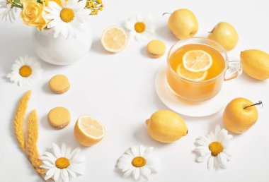 Bahar ve yaz kartı. Limonlu papatya çayı. Papatya çayı ve papatya çayı. Vitaminler, sağlıklı beslenme. Alternatif tıp ve bağışıklık güçlenmesi kavramı. Sıcak bir sabah.