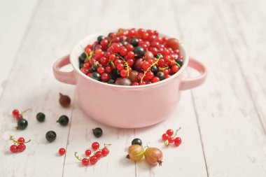 Beyaz arka planda renkli taze böğürtlen. Üst Manzara. Yaz Organik Vişne, Frenk üzümü, Bektaşi üzümü. Tarım, bahçıvanlık, hasat konsepti. Vitaminler, diyet. Uzayı kopyala Sağlıklı yemek, detoks..