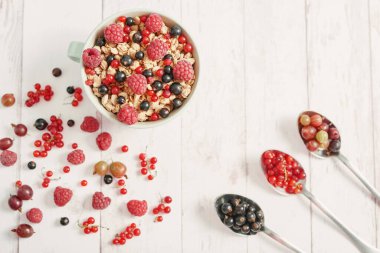 Beyaz arka planda renkli taze böğürtlen. Frenk üzümlü yulaf ezmesi, ahududu, bektaşi üzümü. Vitaminler, diyet. Uzayı kopyala Sağlıklı yemek, detoks. Samimi günaydın! Yaz Sağlıklı kahvaltı.