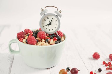 Beyaz arka planda renkli taze böğürtlen. Frenk üzümlü yulaf ezmesi, ahududu, bektaşi üzümü. Vitaminler, diyet. Uzayı kopyala Sağlıklı yemek, detoks. Samimi günaydın! Yaz Sağlıklı kahvaltı.