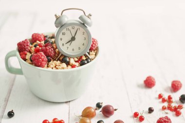 Beyaz arka planda renkli taze böğürtlen. Frenk üzümlü yulaf ezmesi, ahududu, bektaşi üzümü. Vitaminler, diyet. Uzayı kopyala Sağlıklı yemek, detoks. Samimi günaydın! Yaz Sağlıklı kahvaltı.