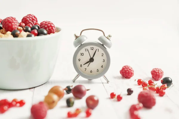 白い背景にカラフルな新鮮な果実 ベリースグリ ラズベリー グーズベリーとオートミール ビタミン コピースペース 健康食品 デトックス おはようございます 夏の健康的な朝食 — ストック写真