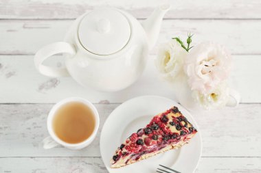 Frenk üzümü ve üzümlü ev yapımı turta. Beyaz ahşap arka planda nefis bir turta, üst manzara. Sağlıklı beslenme ve yemek. Yaz meyveli tatlı. Meyveli kek yap. Lezzetli ev yapımı turta..