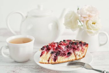 Frenk üzümü ve üzümlü ev yapımı turta. Beyaz ahşap arka planda nefis bir turta, üst manzara. Sağlıklı beslenme ve yemek. Yaz meyveli tatlı. Meyveli kek yap. Lezzetli ev yapımı turta..