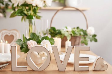 Düğün davetiyesi. Mum ışığında romantik bir akşam yemeği. Düğün masası dekoru. 14 Şubat Sevgililer Günü. Çiçekli, güllü ve şakayıklı bir geçmiş. Kutlama masası. Düğün dekoru.