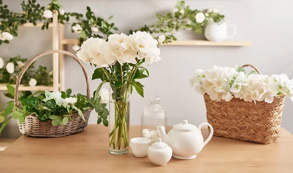 Festive Table Setting Tea Set Flowers Table Bouquet Roses Peonies — Stock Photo, Image